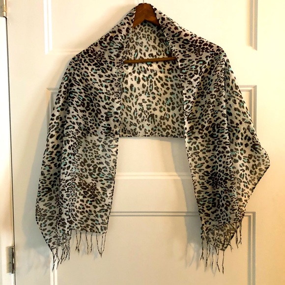 Gap Leopard Print Scarf - Picture 4 of 4